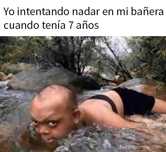 Niño tratando de nadar en la bañera con expresión seria en un meme aleatorio divertido e ingenioso.