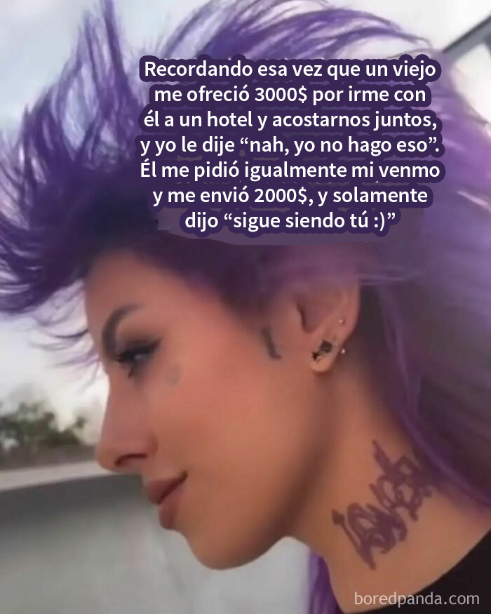 Mujer con cabello morado y tatuajes, compartiendo una de las mentiras muy vergonzosas descubiertas en Internet.