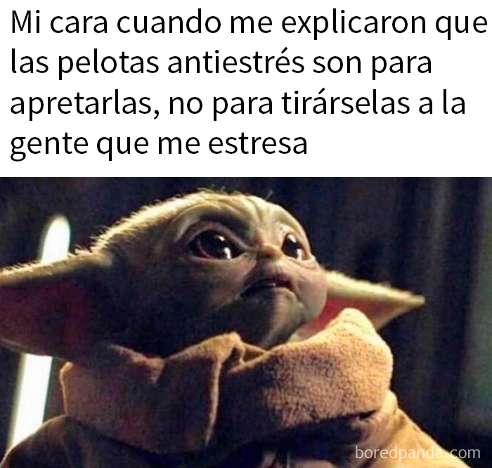 Niño meme de Baby Yoda con expresión confundida y texto sobre mal uso de pelotas antiestrés en memes aleatorios divertidos.