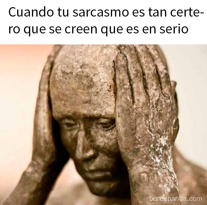 Escultura de figura humana con manos en la cabeza mostrando frustración en memes aleatorios divertidos e ingeniosos.
