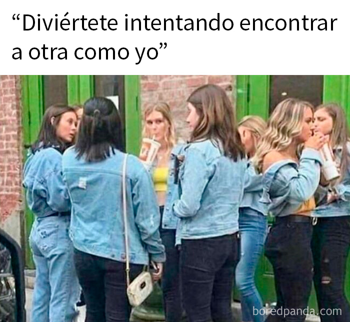 Grupo de jóvenes con chaquetas vaqueras en una calle, representando memes aleatorios divertidos e ingeniosos.