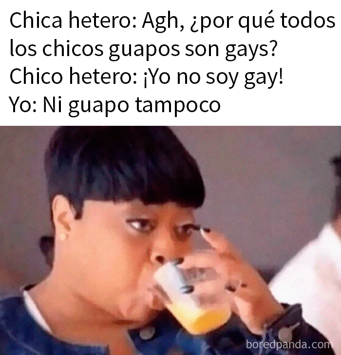 Mujer sorprendida bebiendo jugo con texto divertido sobre chicos hetero y memes aleatorios ingeniosos.