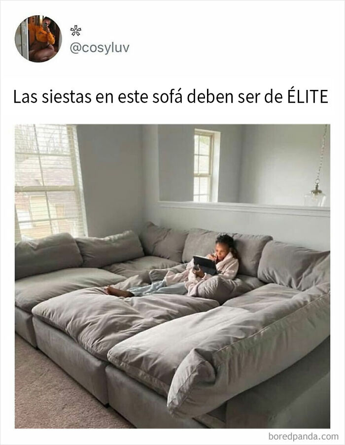 Niña recostada en sofá grande y cómodo disfrutando tiempo de relax, meme divertido para olvidar la tristeza.