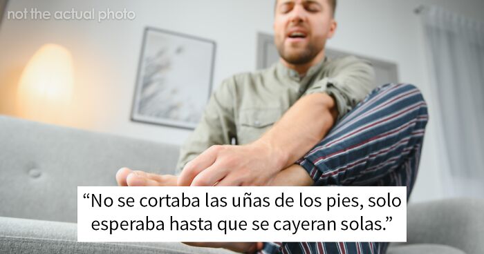 Hombre con expresiu00f3n de incomodidad mostrando uu00f1as de los pies largas y descuidadas, momento de pu00e9rdida de atracciu00f3n en pareja.