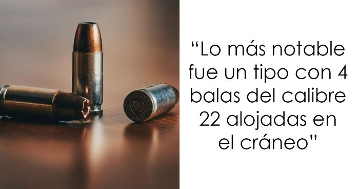 Balas de calibre 22 sobre una mesa junto a texto sobre hallazgos extrau00f1os en autopsias de expertos.