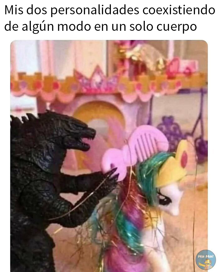 Figura de Godzilla peinando a un unicornio de juguete, imagen divertida y creativa que refleja humor y publicaciones que se burlan.