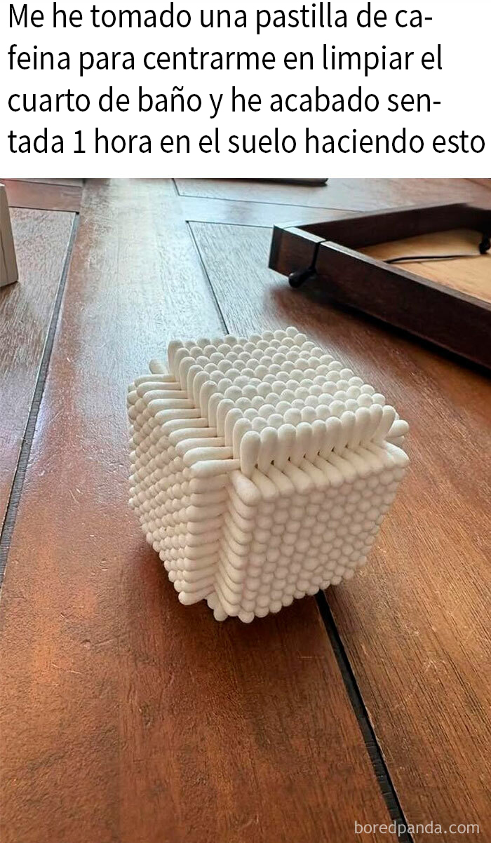 Cubo elaborado con bastoncillos blancos, mostrando una divertida publicación que se burla de la paciencia y el tiempo.