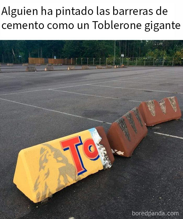 Barreras de cemento pintadas como un Toblerone gigante, imagen reconfortante para alegrar el día.