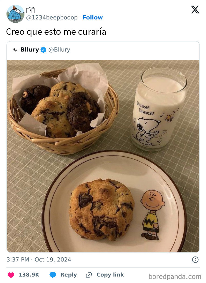 Galletas caseras con vaso de leche decorado, muestra de publicaciones reconfortantes para alegrarte un poco el día.
