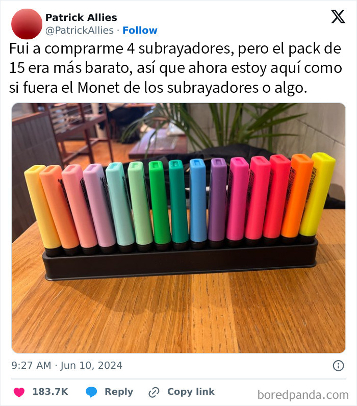 Subrayadores de colores organizados en fila sobre una mesa, imagen reconfortante para alegrar el día.
