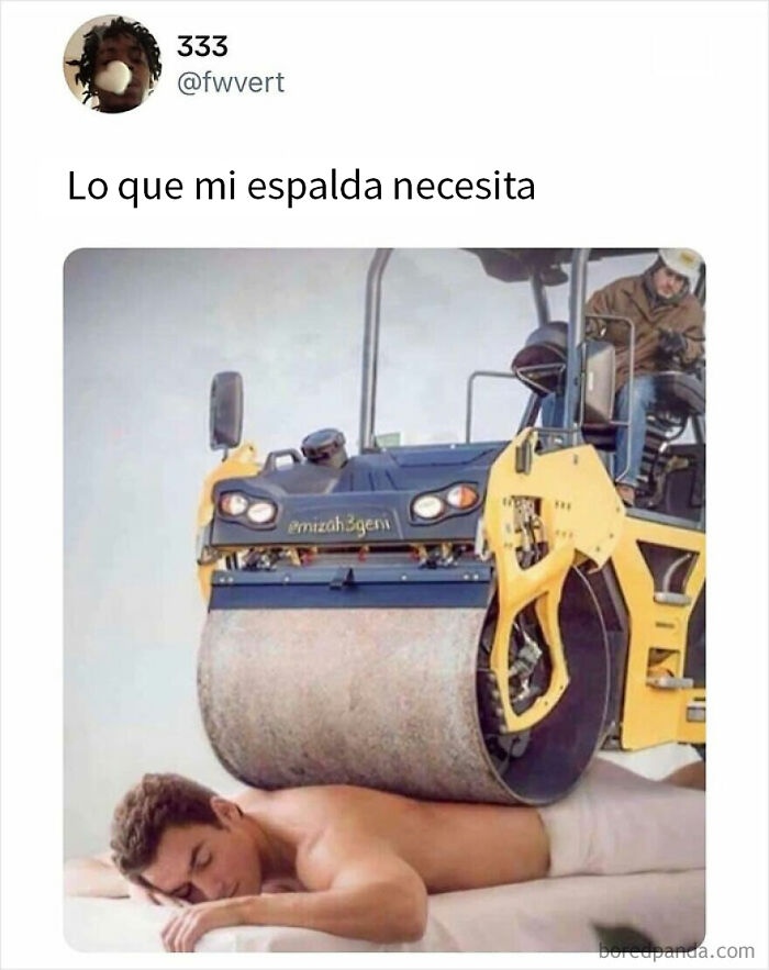 Hombre recostado mientras una máquina pesada pasa sobre su espalda en meme divertido para olvidar la tristeza.