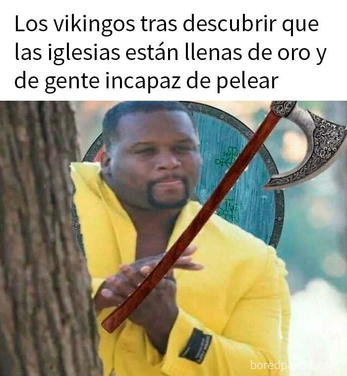 Hombre sonriente con hacha y escudo detrás de árbol, representando memes divertidos sobre historia alternativa.