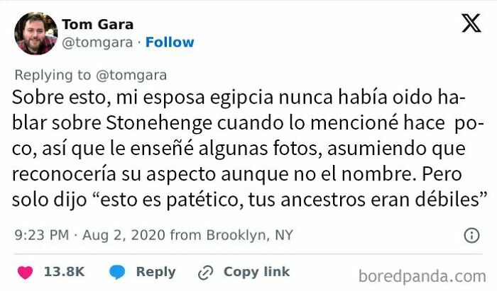 Captura de tuit donde una persona es fulminada con palabras sobre Stonehenge por su esposa egipcia.