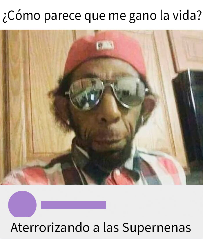 Hombre con gorra roja y gafas oscuras en interior, reflejando situaciones de personas totalmente fulminadas con palabras.