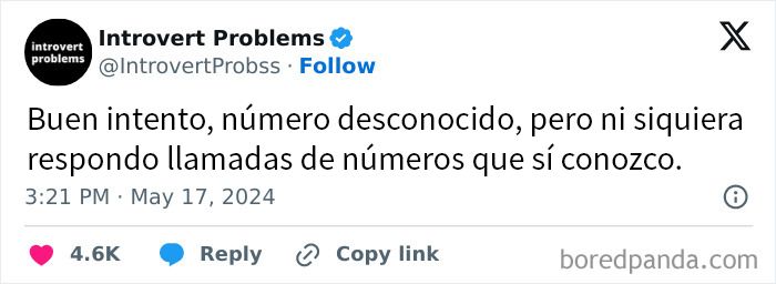 Tuit humorístico sobre problemas de introvertidos que incluyen evitar llamadas telefónicas de números conocidos.