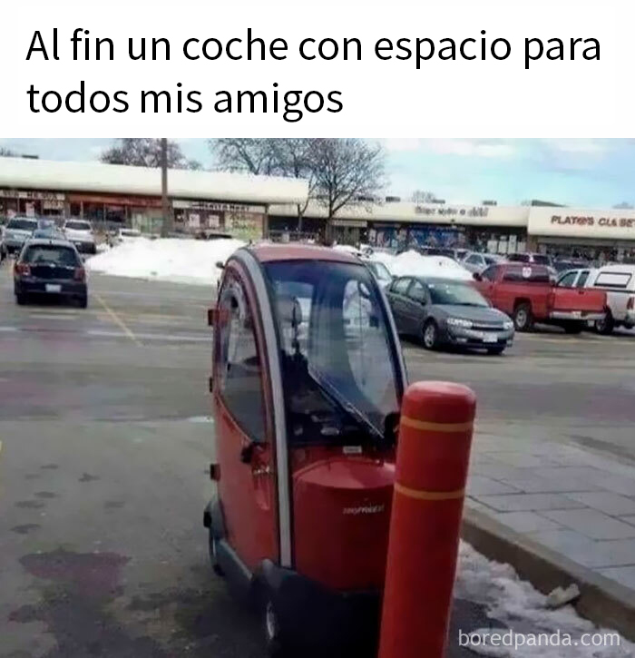 Memes divertidos para introvertidos, coche pequeño con espacio para amigos en un estacionamiento nevado.