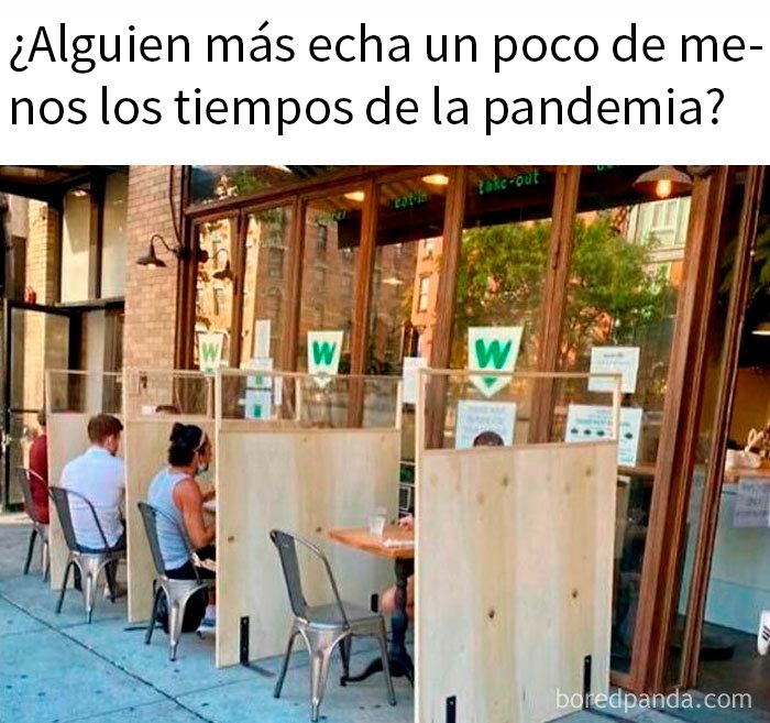 Personas sentadas en restaurante con divisores, memes divertidos para introvertidos sobre tiempos de pandemia.