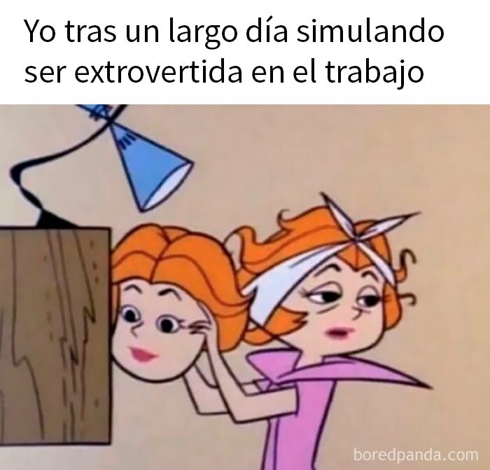 Meme sobre introvertidos que muestra a una mujer simulando ser extrovertida después de un largo día en el trabajo.