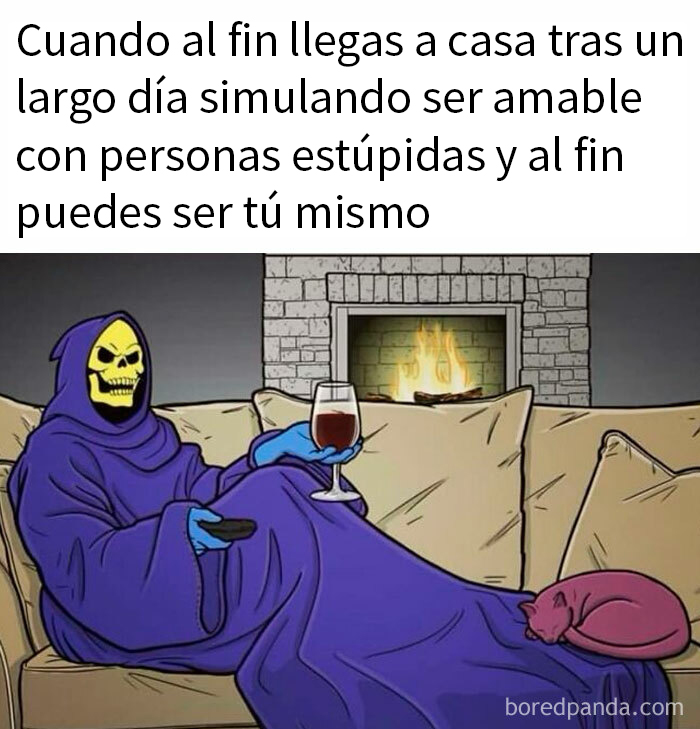 Memes divertidos para introvertidos mostrando relax en casa tras un día difícil con humor y comodidad.