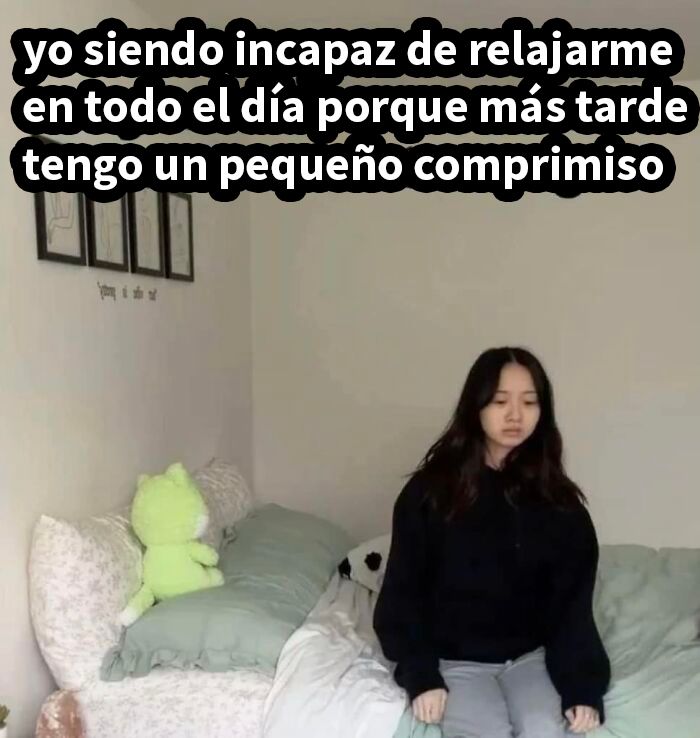 Joven introvertida sentada en cama con expresión seria, imagen representando memes para introvertidos divertidos.