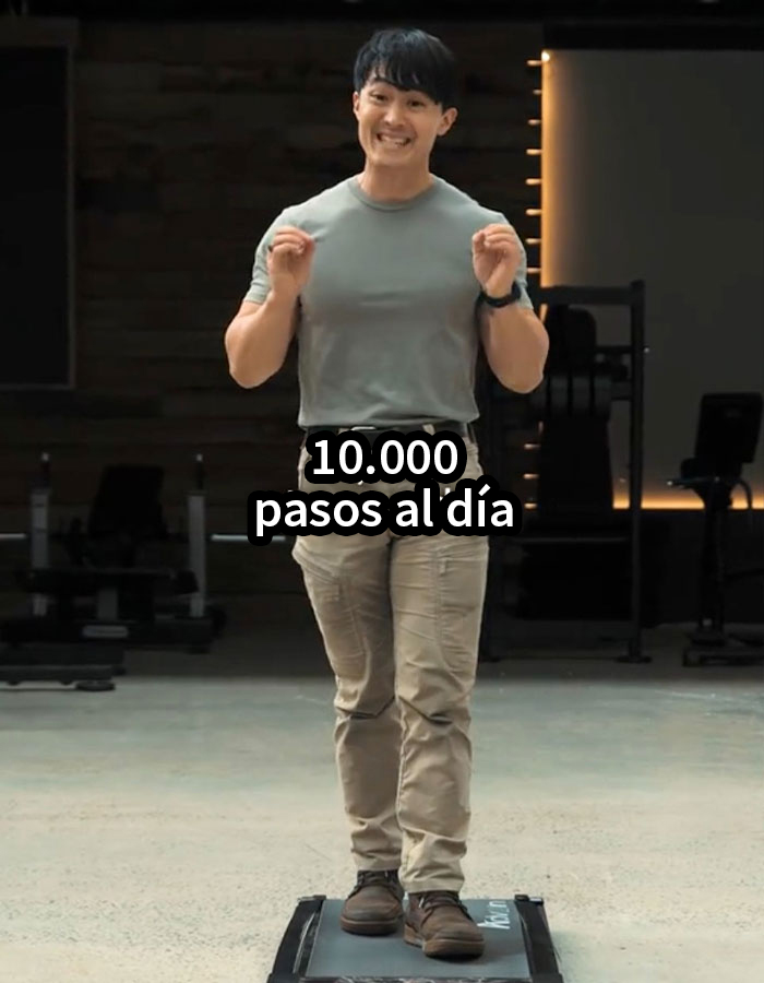 Hombre caminando 30 minutos al estilo japonés en cinta, promoviendo la tendencia de superar los 10.000 pasos diarios.
