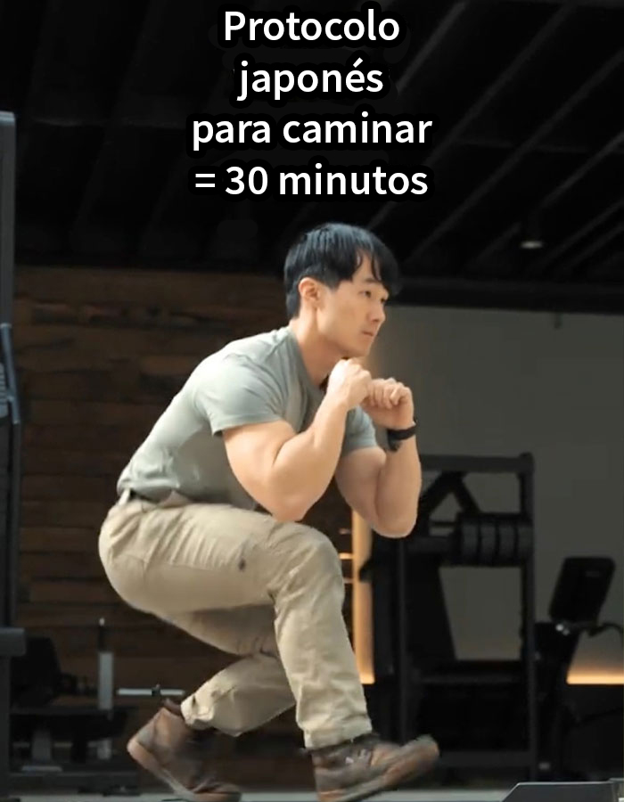 Hombre realizando el protocolo japonés para caminar 30 minutos, tendencia que supera los 10.000 pasos diarios.