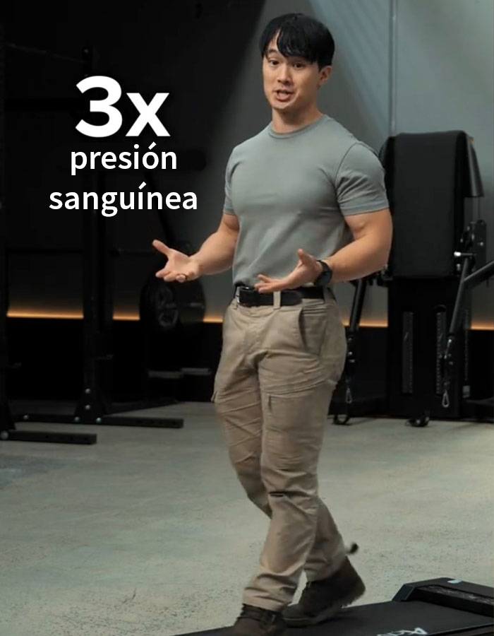 Hombre en gimnasio explicando la tendencia de caminar 30 minutos al estilo japonés para mejorar la presión sanguínea.
