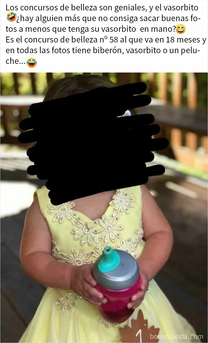 Niña con vestido amarillo en concurso de belleza, mensaje divertido de grupos de madres y crianza con vasorbitos y biberones.