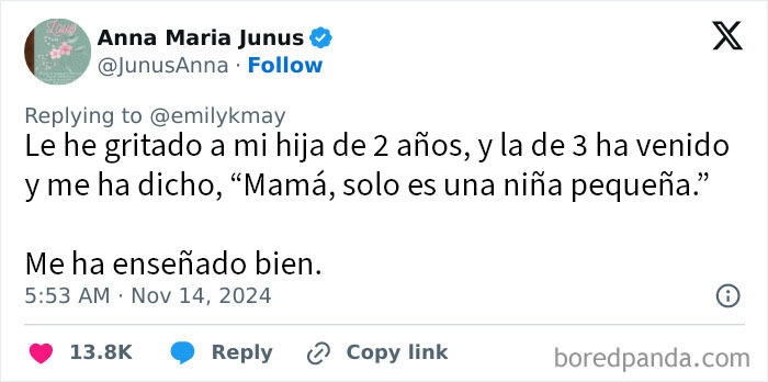 Tuit mostrando una conversación divertida e incómoda entre padres e hijos con mensajes sobre crianza y emociones infantiles.