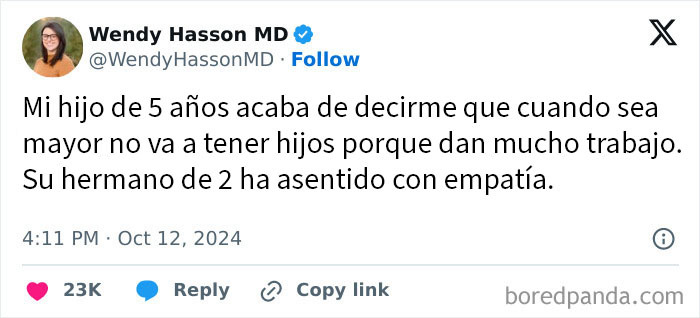 Tuit mostrando conversación divertida e incómoda entre padres e hijos sobre tener hijos y el trabajo que implican.