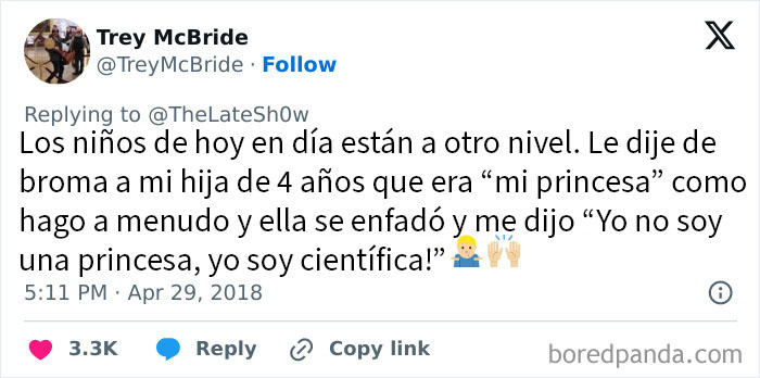Tuit de un padre compartiendo una conversación divertida e incómoda con su hija sobre ser princesa y científica.