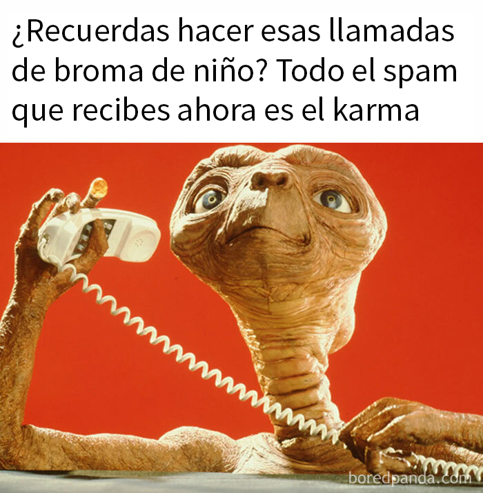 ET en un fondo rojo, alienígena sosteniendo un teléfono antiguo, evocando la nostalgia de los años 80 y llamadas de broma.