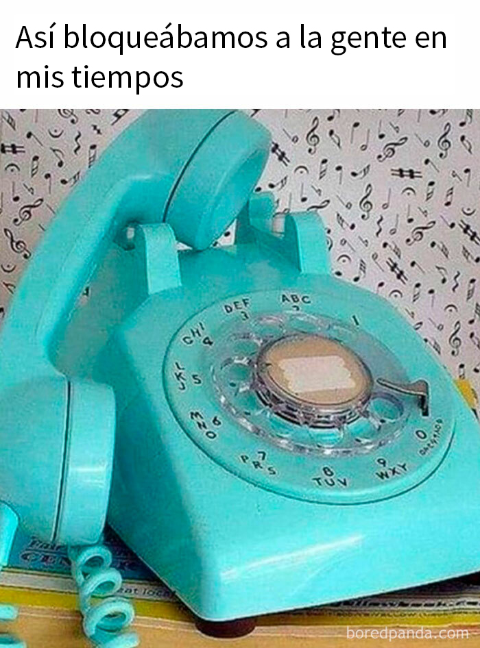 Teléfono de disco azul vintage sobre libros con texto que refleja la nostalgia de los años 80 y métodos antiguos para bloquear llamadas.