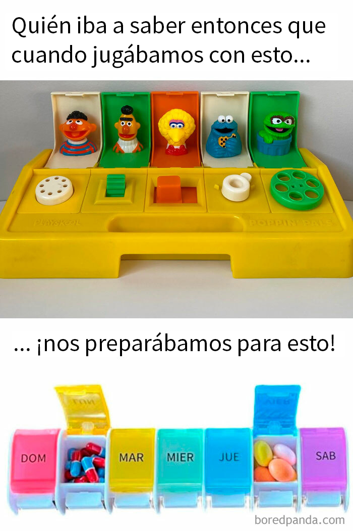 Juguetes clásicos y cápsulas de medicinas que captan la nostalgia de los años 80 en una imagen colorida y divertida.