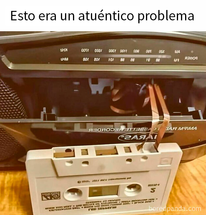 Cassette antiguo con cinta enredada junto a radio vintage, evocando nostalgia de los años 80 y problemas comunes de esa época.