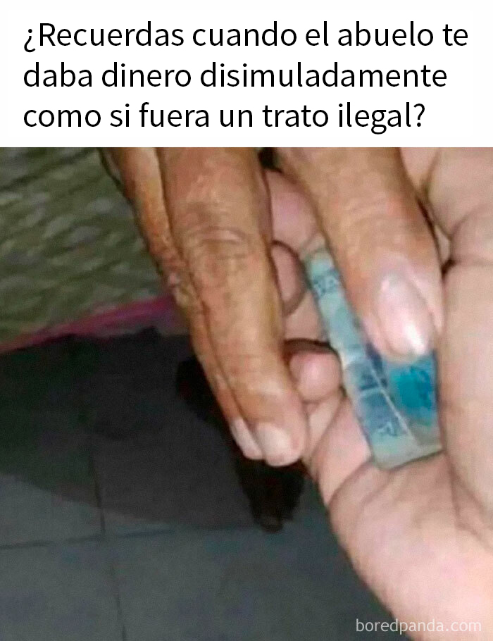 Manos intercambiando dinero en efectivo, captando la nostalgia de los años 80 con un gesto familiar y discreto.