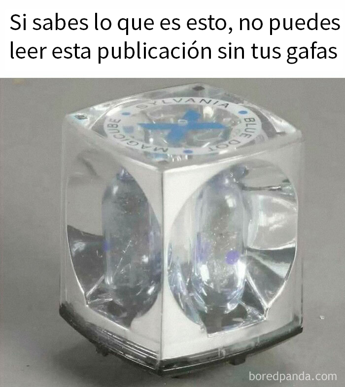 Objeto transparente vintage llamado Magicube, reflejando nostalgia de los años 80 y recuerdos de publicaciones clásicas.