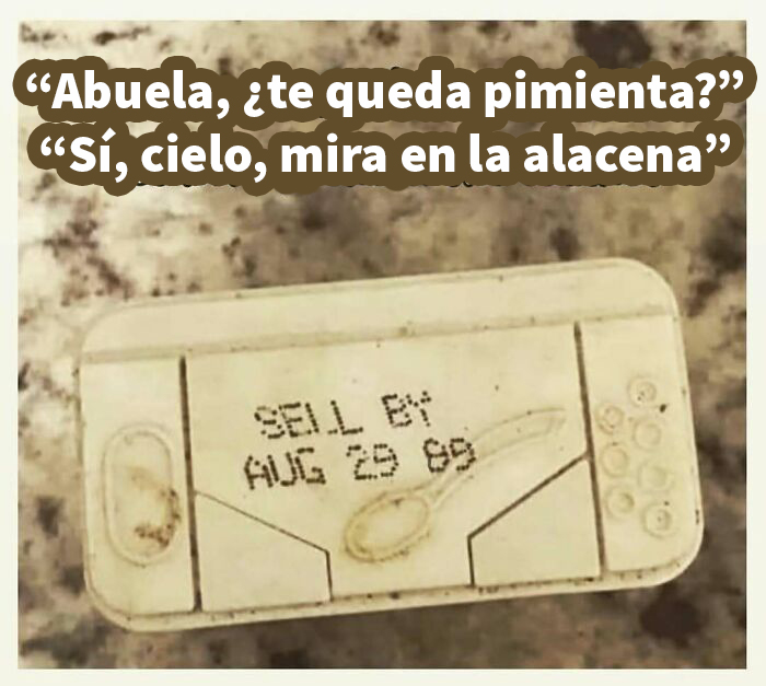 Abuela con caja de fósforos antigua y fecha de 1989, evocando nostalgia de los años 80 en objetos cotidianos.