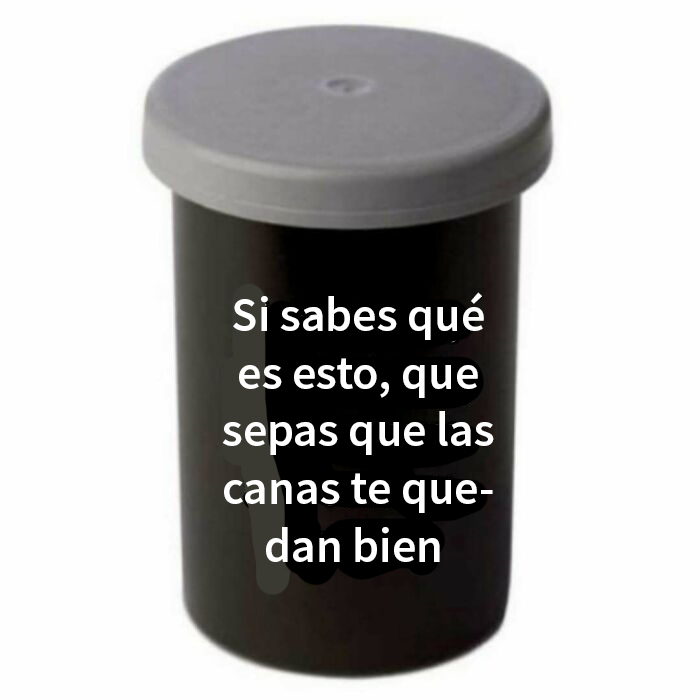Recipiente para rollo fotográfico, símbolo de la nostalgia de los años 80 y la fotografía analógica clásica.