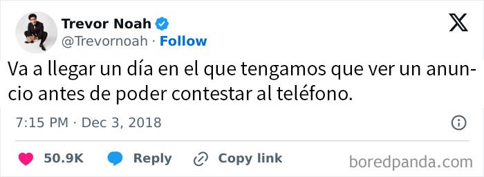 Tuit divertido de Trevor Noah sobre anuncios antes de contestar el teléfono, ideal para memes divertidos para ojear.