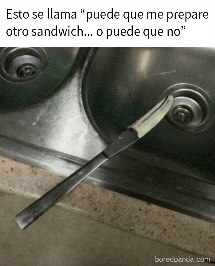 Cuchillo con mantequilla sobre un fregadero metálico, meme divertido para disfrutar cuando no tengas otra cosa que hacer.