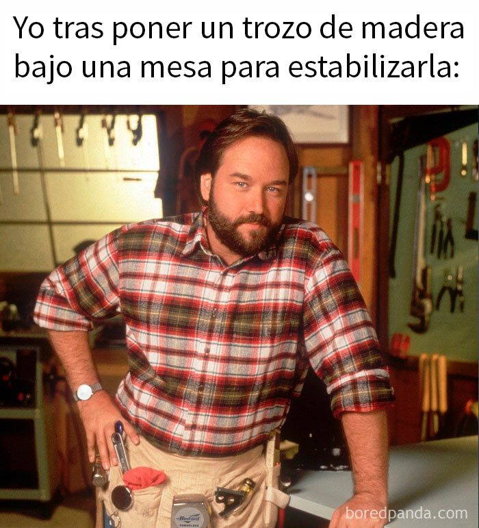Hombre con camisa de cuadros en taller, representando memes divertidos para ojear sin otra cosa que hacer.