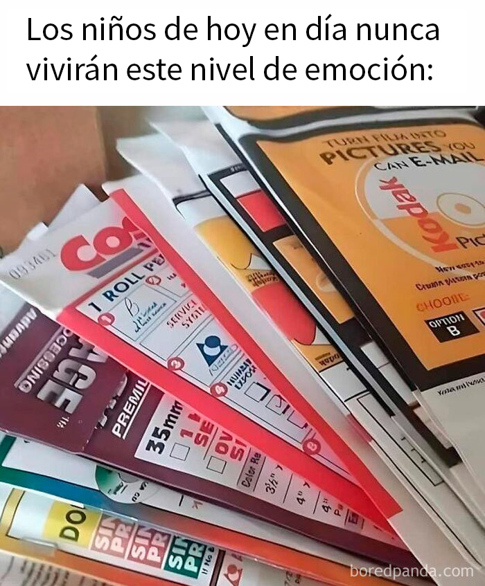 Memes divertidos sobre la estupidez humana mostrando emoción por rollos de fotos antiguas guardadas.