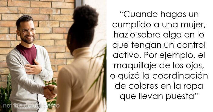 Hombre sonriente dando un truco vital muy u00fatil para la vida diaria mientras conversa con otra persona.
