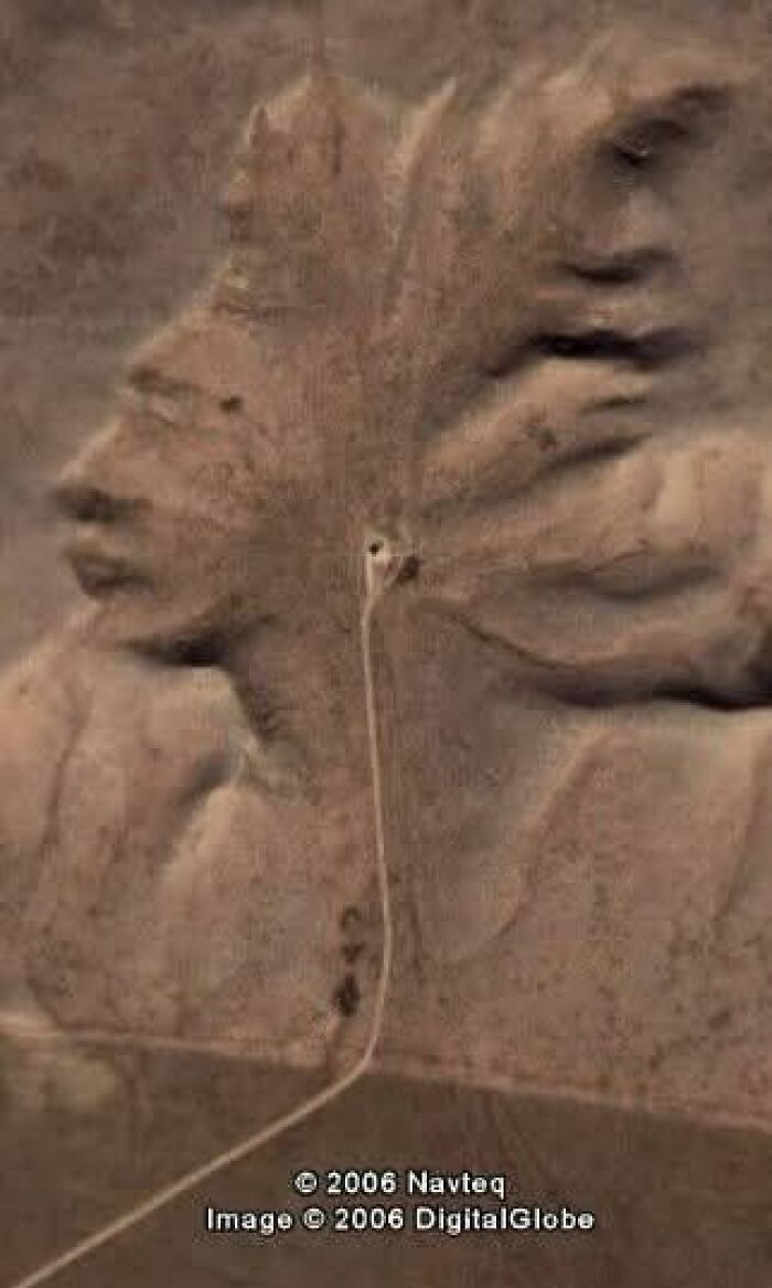 Figura gigante de rostro indígena esculpida en el terreno, uno de los lugares misteriosos encontrados en Google Earth.