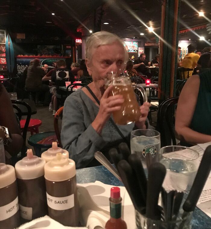 Persona mayor en restaurante bebiendo cerveza, actitud despreocupada, ejemplo representativo de personas a las que todo les da igual.