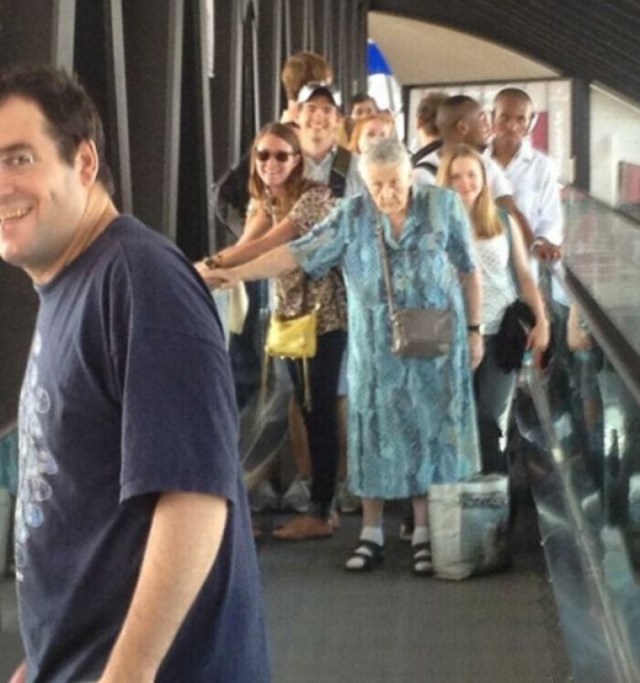 Personas en una cinta transportadora, algunas mostrando actitud de indiferencia y despreocupación.