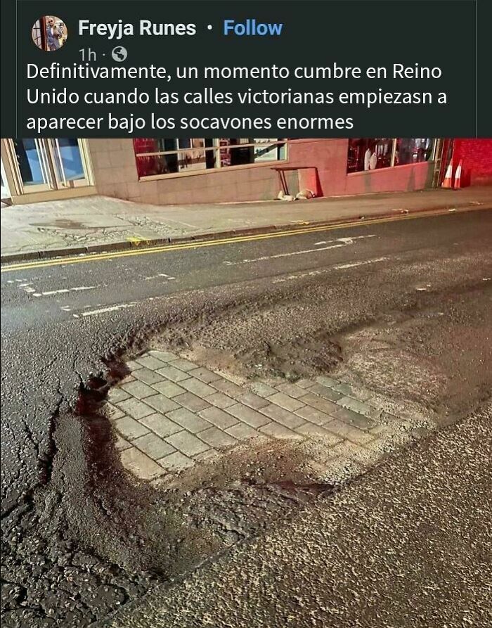Bache en calle de Reino Unido mostrando el humor británico con calles victorianas bajo socavones enormes.