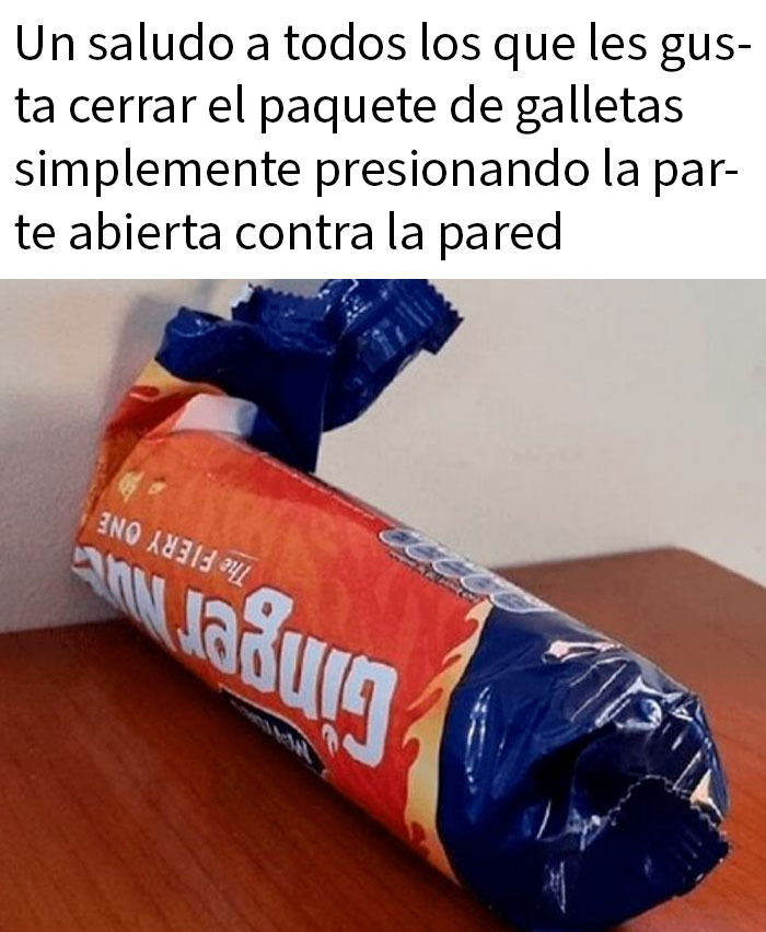 Paquete de galletas cerrado con parte abierta presionada contra la pared imagen divertida fuera de contexto humor británico Reino Unido