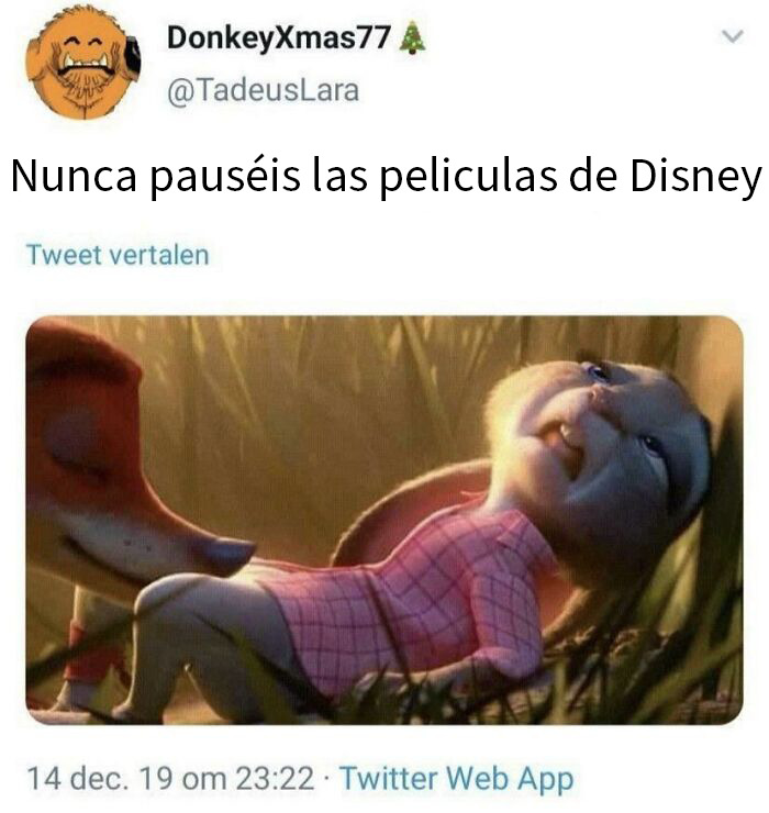 Captura de pantalla inusual de película Disney pausada mostrando expresión facial extraña, perfecta para museo digital.